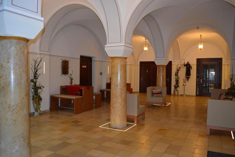 Gaestehaus Schweiklberg วิลส์โฮเฟน อัน แดร์โดเนา ภายนอก รูปภาพ